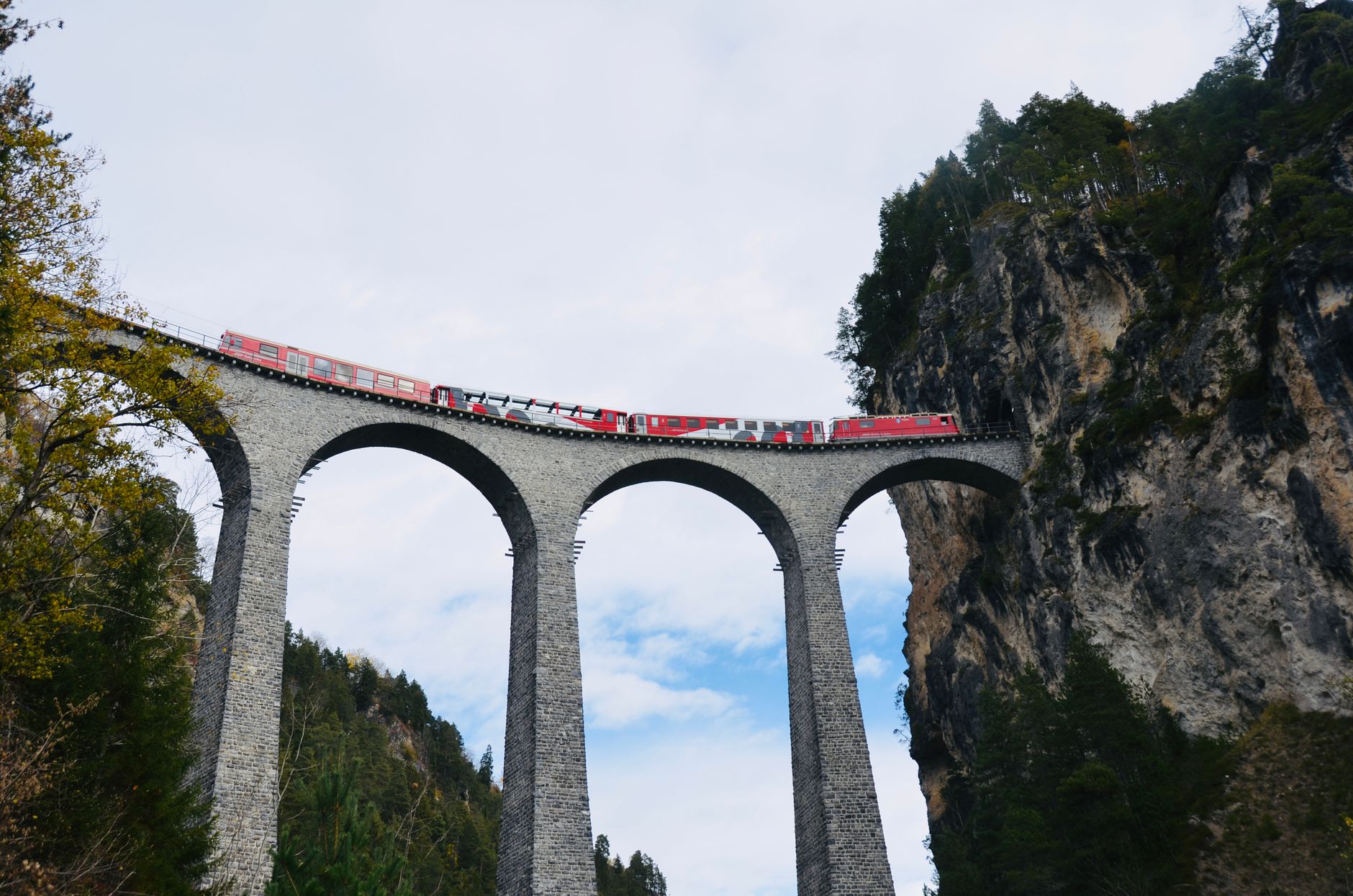 La ruta del Glacier Express: ingeniería alpina y lentitud sublime entre Zermatt y St. Moritz