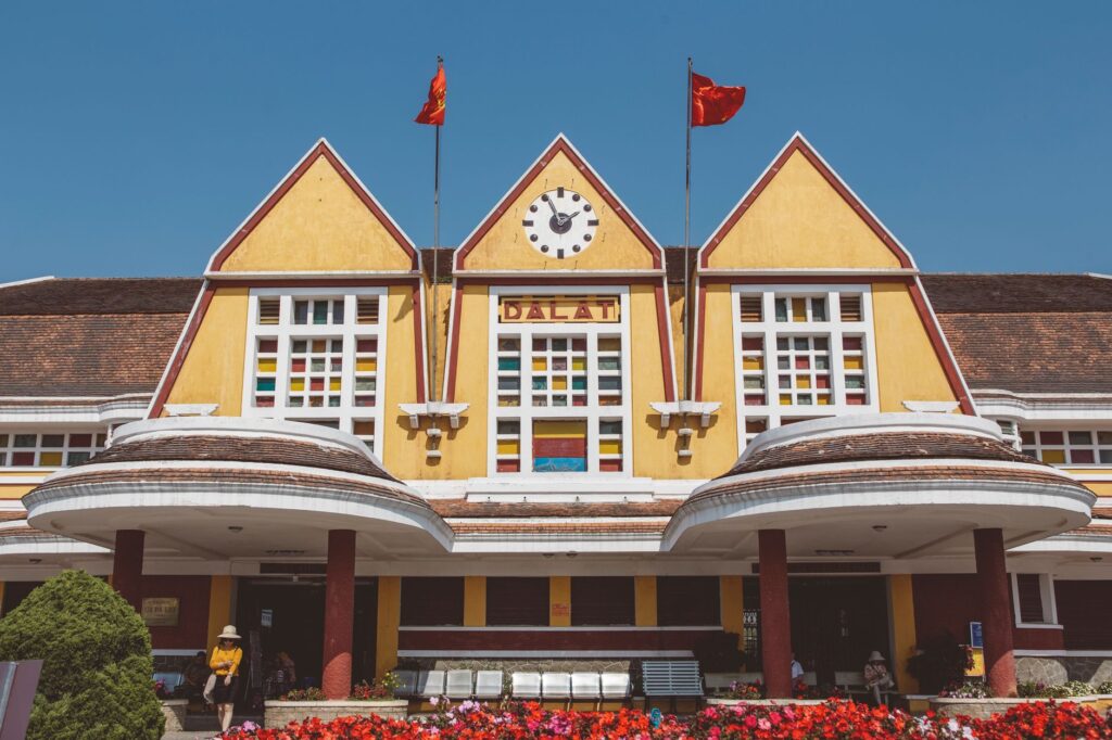 El Ferrocarril Trans-Vietnam: Ingeniería de arrozales, logística monzónica y la conectividad ferroviaria histórica entre Hanói y Ciudad Ho Chi Minh