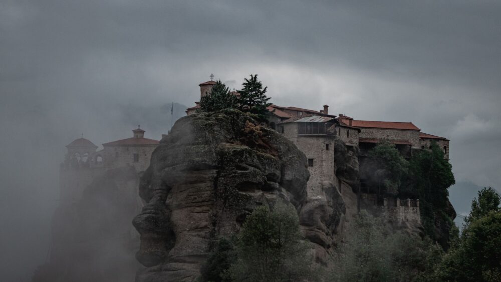 El silencio magnético de los antiguos monasterios de Meteora: Entre el cielo, la roca y la memoria de los hombres