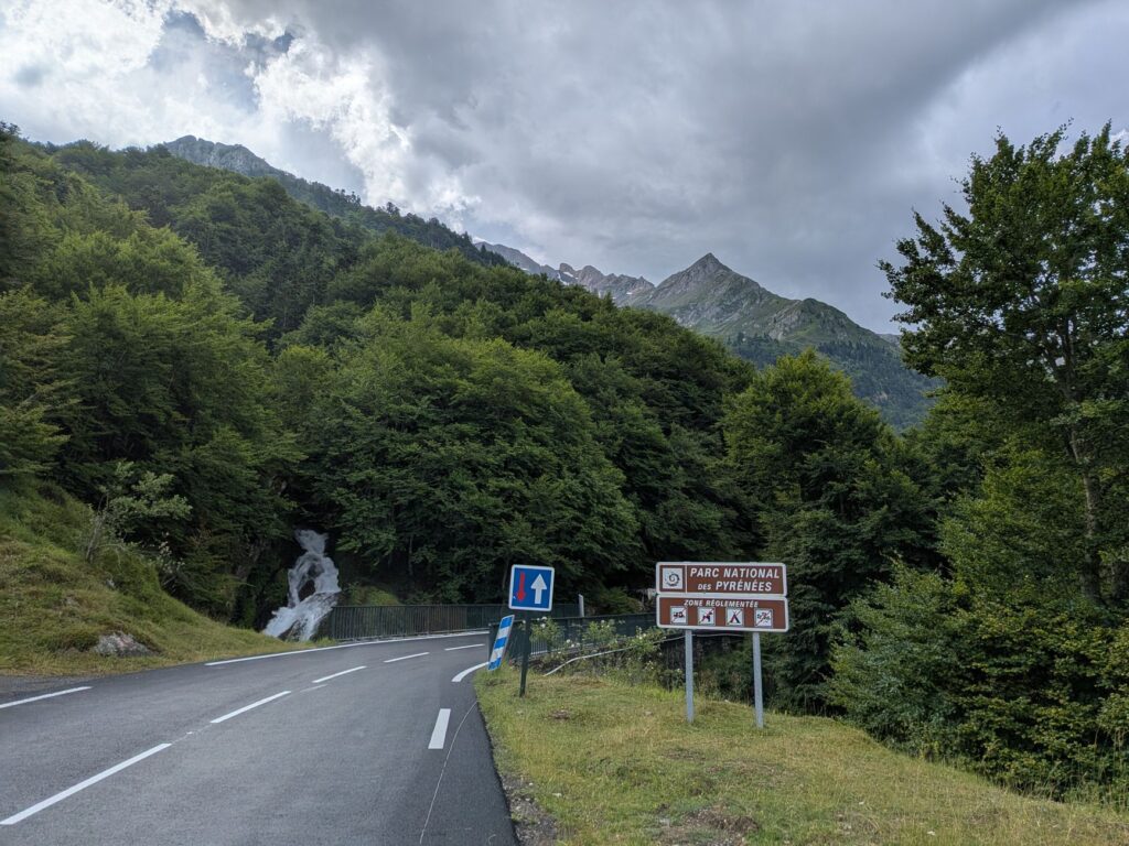 El latido mineral del Geoparque de Sobrarbe: cómo la movilidad sostenible y los antiguos caminos ganaderos transforman el transporte en el Pirineo aragonés