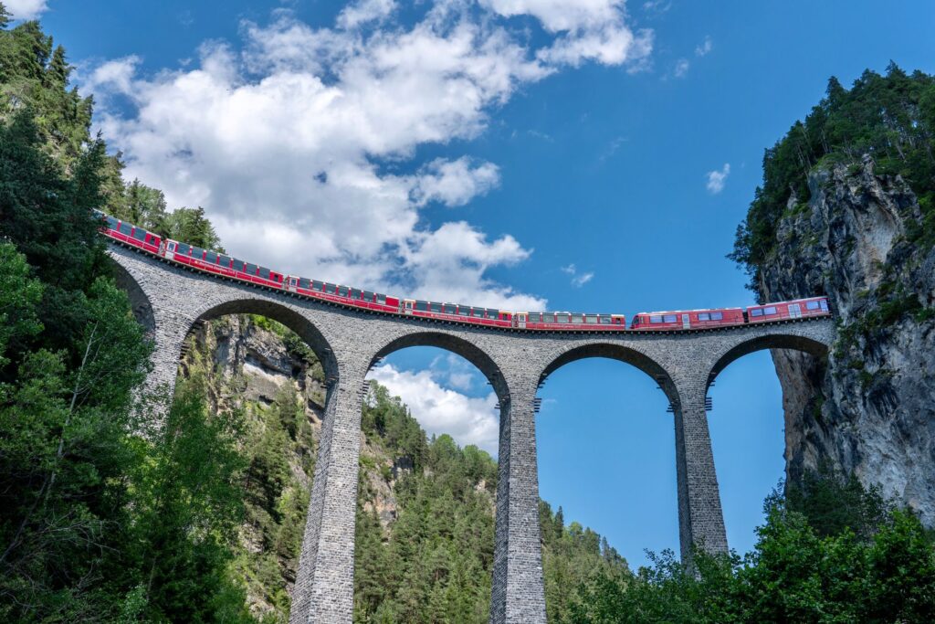 El latido alpino del Bernina: Ingeniería, alta montaña y el corredor ferroviario entre Suiza e Italia