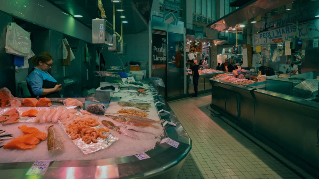 El secreto de la roca y el estuche: la liturgia del Mercado Central de Castellón y los tesoros de la Plana