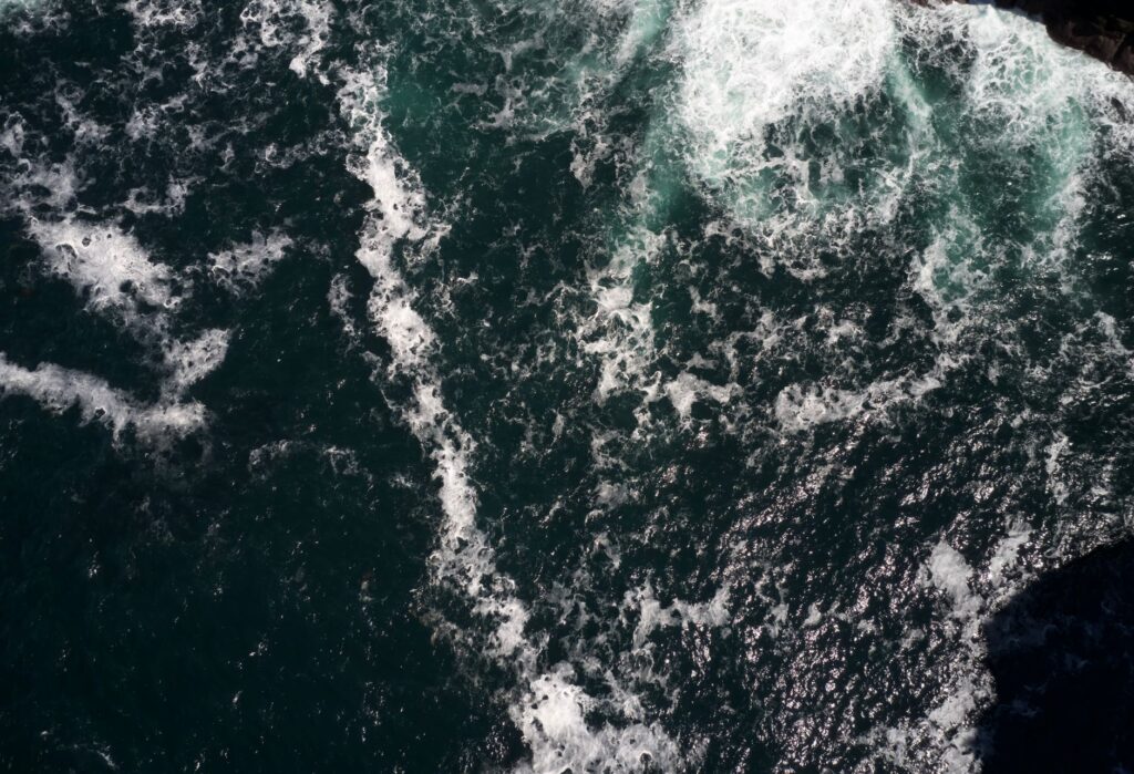 La Travesía del Pasaje de Drake en Barco Científico: Guía de Navegación Extrema y Logística Polar por el Mar de Hoces