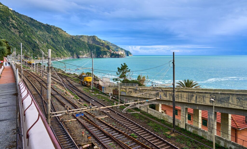 El latido del tren de la franja costera de Cinque Terre: ingeniería de roca y acantilados marinos en Liguria