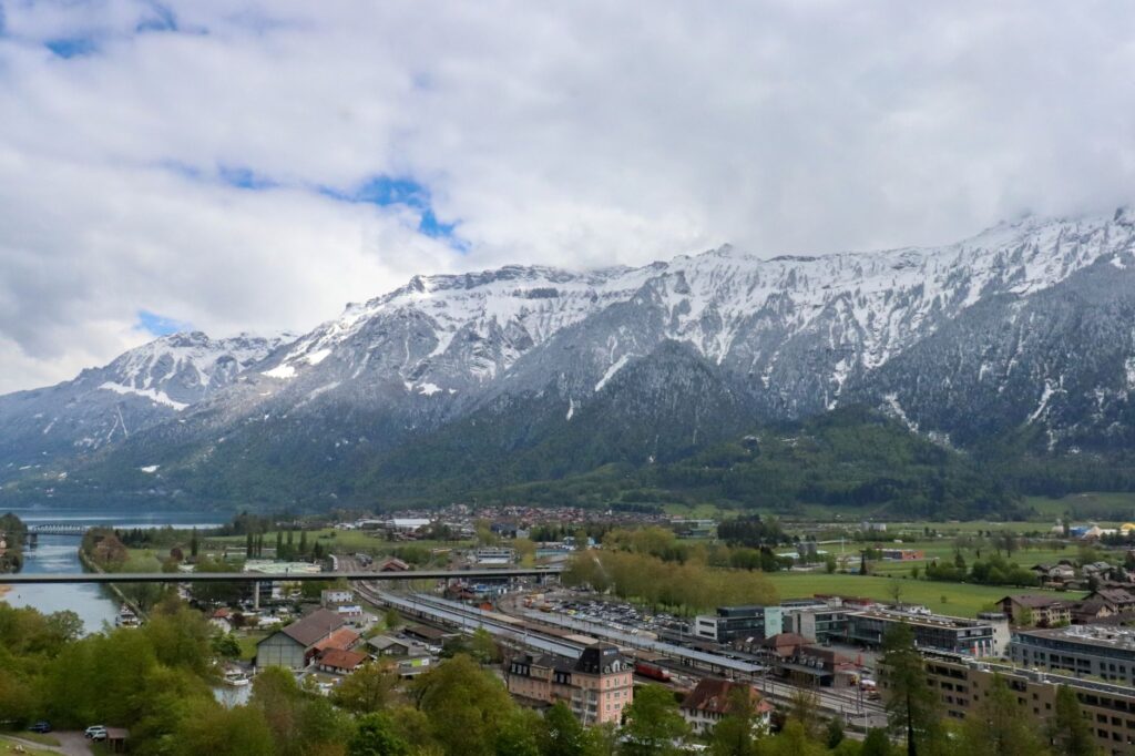 La Travesía del Ferrocarril del Glacier Express: Guía de Expedición y Logística Ferroviaria por los Alpes Suizos