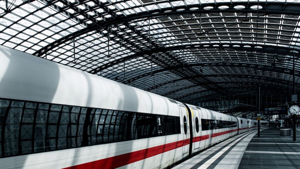 El Renacimiento de los Trenes Nocturnos: Raíles, Litera y Memoria en las Rutas Trans Europeas