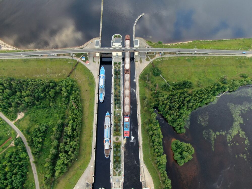 El laberinto fluvial del Rin: Ingeniería de esclusas, barcazas de carga y la conectividad anfibia de Europa Central