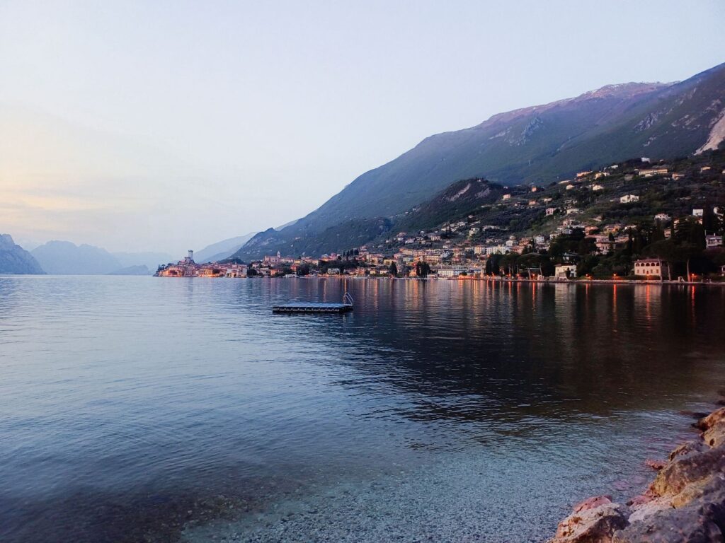 El laberinto intermodal del lago de Garda: transbordadores, vientos y la frágil movilidad entre orillas alpestres