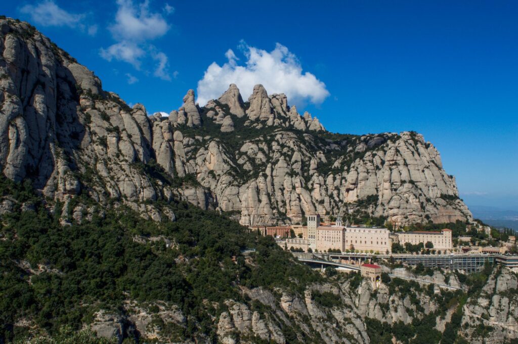 El latido del tren cremallera de Montserrat: ingeniería de montaña y peregrinaje vertical en Cataluña