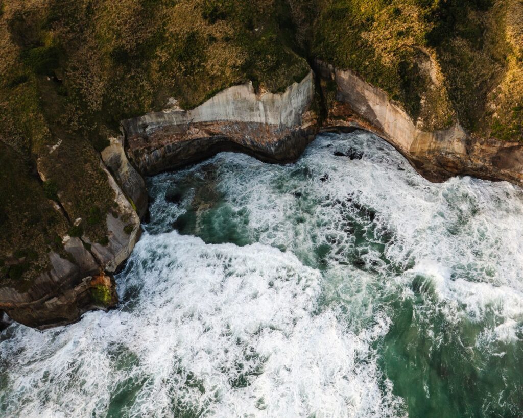 El laberinto de los fiordos de Milford Sound: Navegación de alta mar, ingeniería de túneles y la frágil conectividad de la costa oeste de Nueva Zelanda