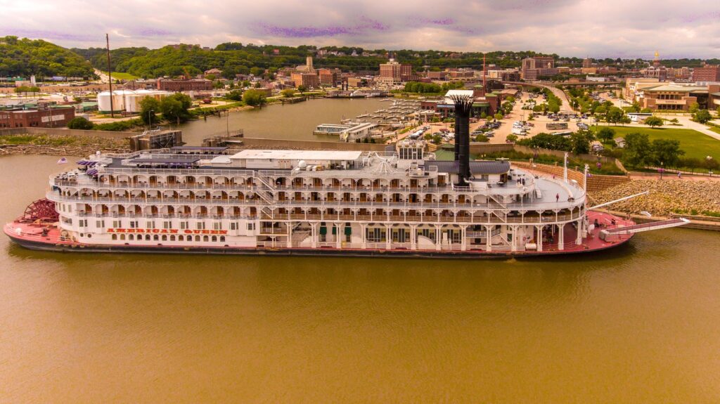 El latido de los barcos de vapor en el río Mississipi: Ingeniería centenaria, ruedas de paletas y la navegación fluvial en Estados Unidos