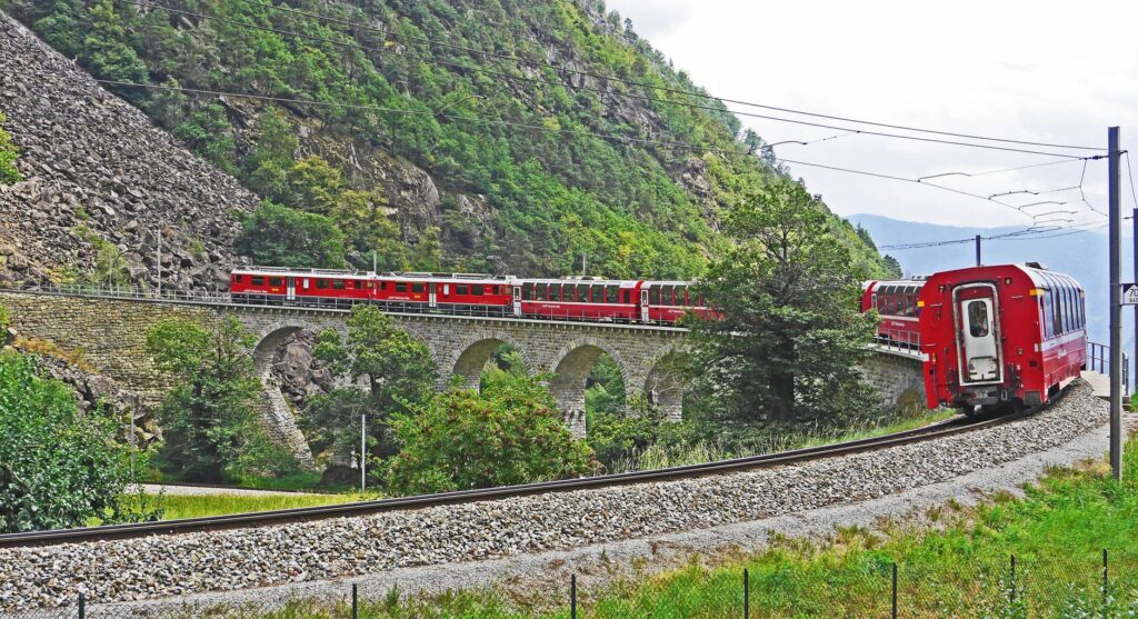 El laberinto ferroviario de la ruta alpina: locomotoras de cremallera, túneles de base y la frágil conectividad de un paso milenario