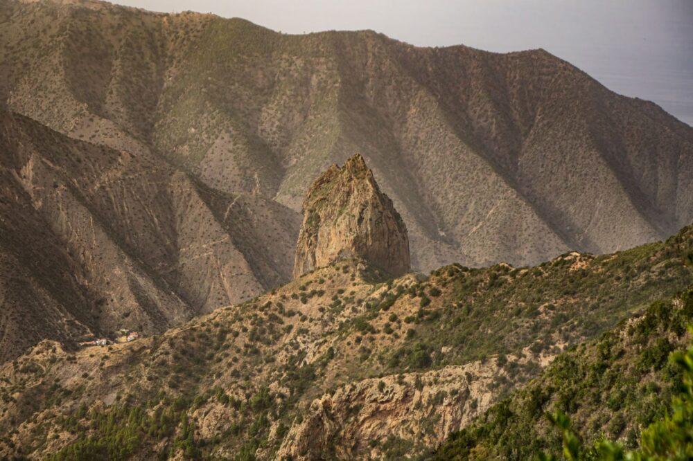 El laberinto de las vertientes basálticas: cómo la movilidad eléctrica rural y los caminos de herradura transforman el transporte en la isla de La Gomera