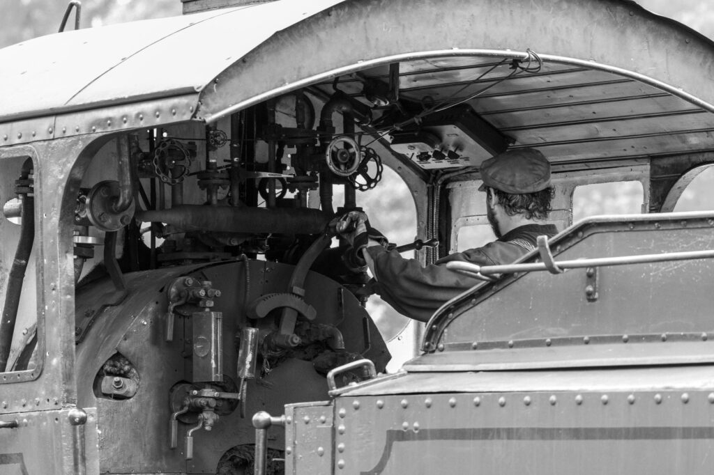 El latido de los trenes de vapor en la sabana: Ingeniería centenaria y conectividad en el Ferrocarril del Norte de Kenia