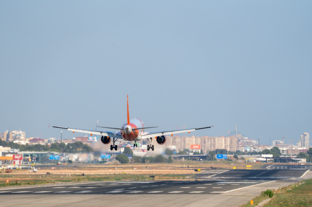 El dilema de los cielos abiertos: cuando los aeropuertos en Europa crecen mientras las ciudades limitan el turismo