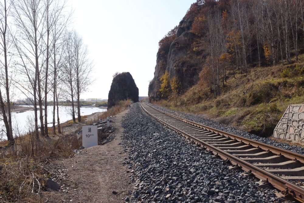 El Ferrocarril de Yunnan: Ingeniería de abismos, logística francesa y la conectividad ferroviaria histórica hacia el sudoeste de China