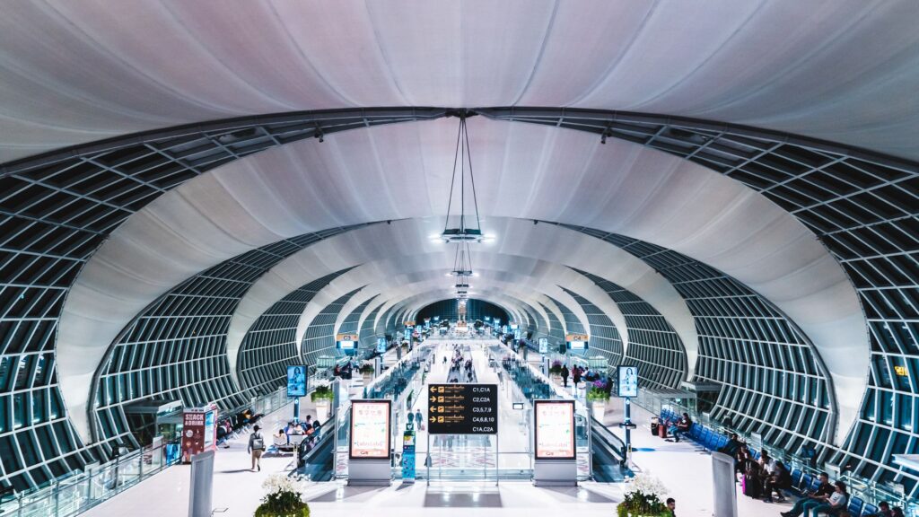 Adiós a las zapatillas voluminosas: el calzado híbrido que redefine el tránsito aeroportuario