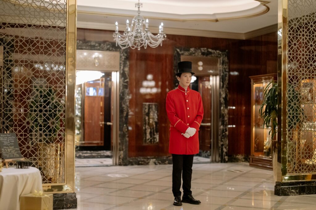 First In: El pulso exclusivo de las grandes aperturas hoteleras y el arte de ser el primero en llegar