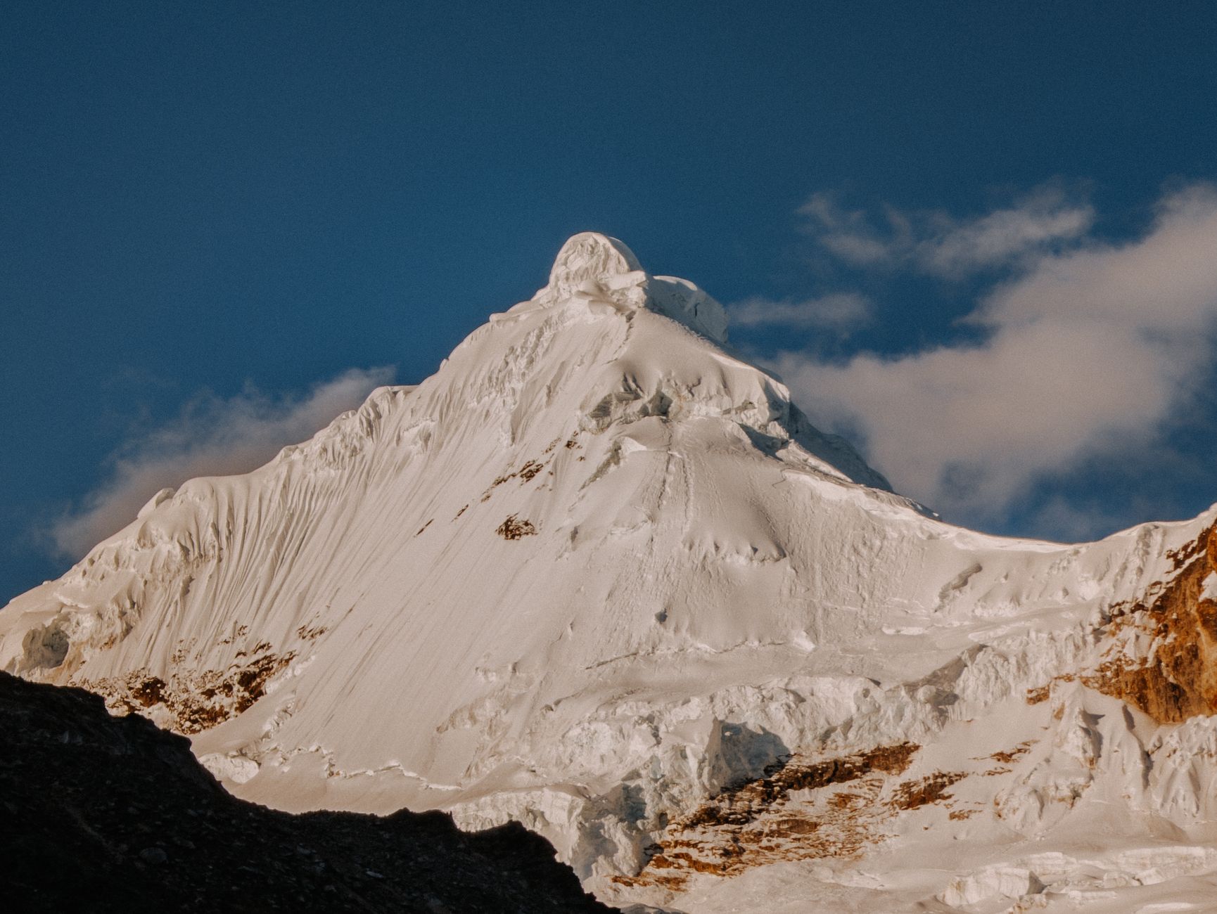La Travesía del Circuito Huayhuash: Guía de Expedición y Senderismo de Alta Montaña por la Cordillera Andina del Perú