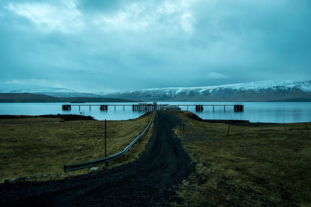 El laberinto ferroviario de las tierras altas de Islandia: locomotoras térmicas, desfiladeros de basalto y la frágil conectividad de la meseta interior