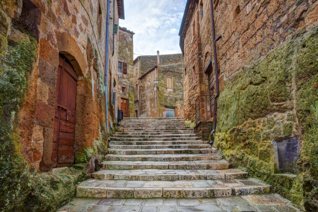 El silencio milenario de los manantiales de Saturnia: hidroterapia sulfurosa y arquitectura de piedra en la Maremma toscana
