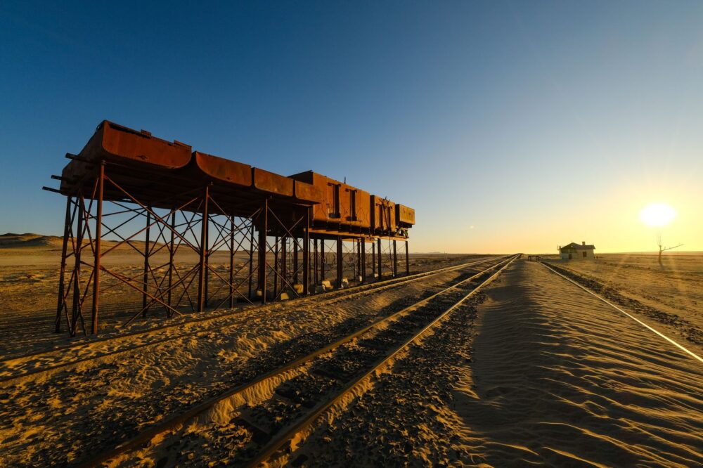 El laberinto ferroviario del desierto: ingeniería centenaria y conectividad vital en el norte de Namibia