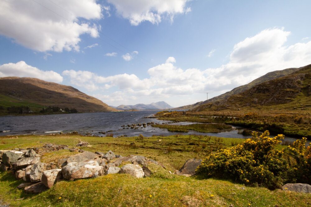 El silencio milenario de los fiordos de fiordos de Killary: navegación de bajura y arquitectura de piedra en el Atlántico de Connemara