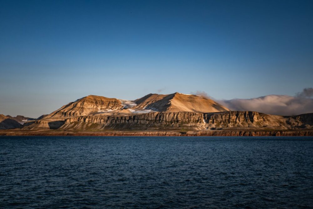 El latido ártico de Svalbard: Ciencia, carbón y la conectividad extrema del archipiélago svalbardiano
