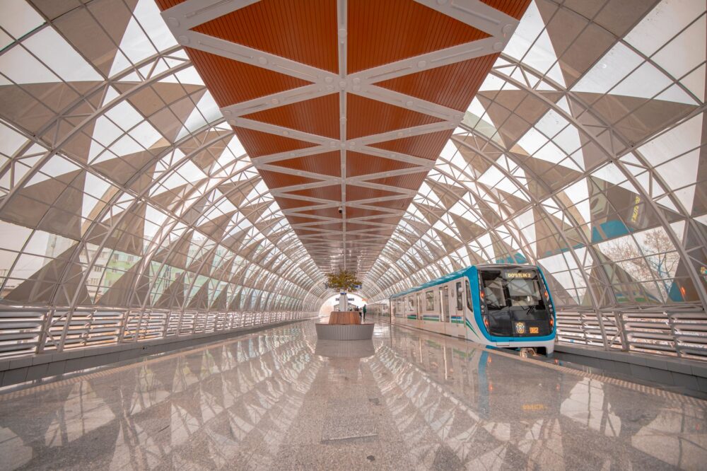 El latido de alta velocidad de la Ruta de la Seda: ingeniería ferroviaria y legado cerámico en Uzbekistán