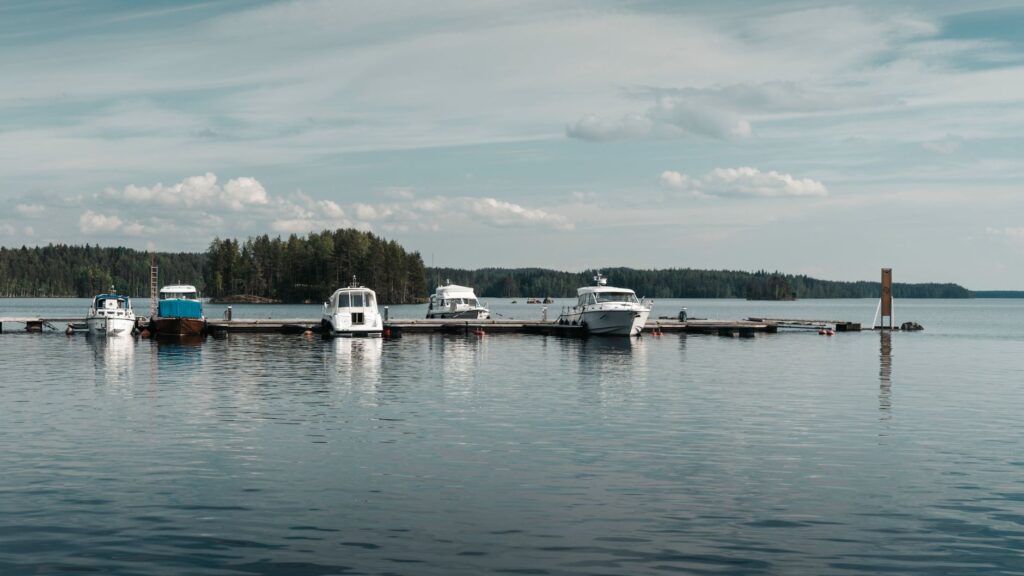 El laberinto de los canales de agua dulce: cómo la navegación eléctrica silenciosa y las rutas ciclistas de los archipiélagos transforman la movilidad en el lago Saimaa