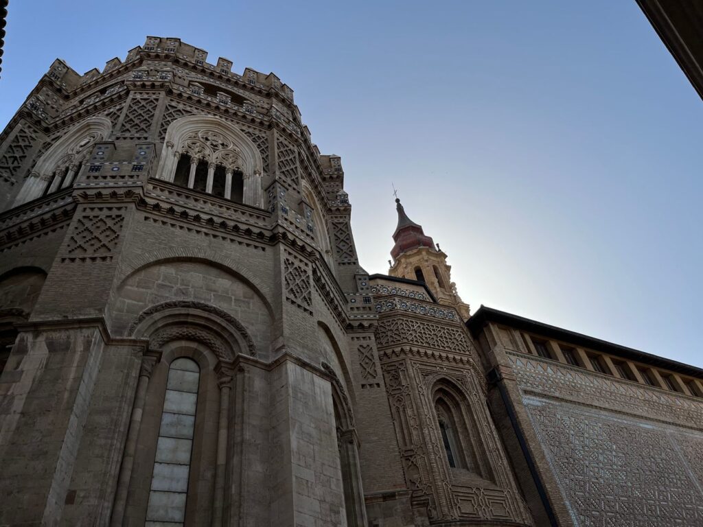 El secreto de la encina y la brasa: la liturgia del Mercado Central de Teruel y los tesoros de la Comarca del Jiloca