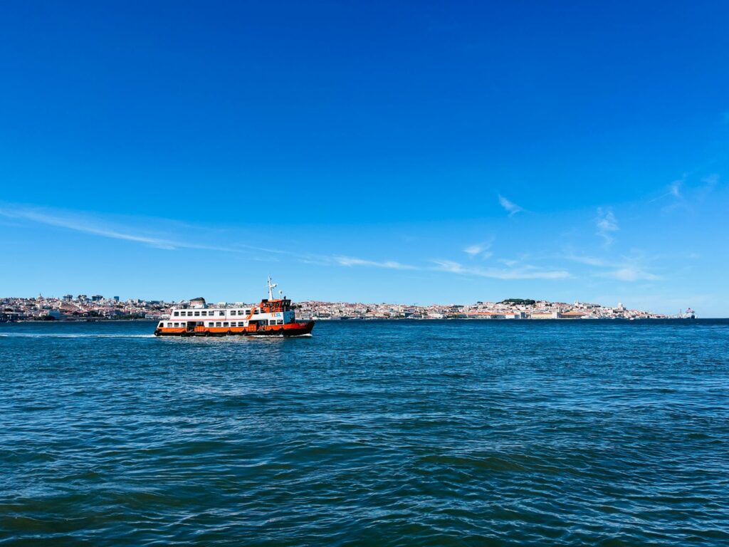 El latido meridional de la región de Setúbal: Puertos de estuario, transbordadores de marea y la conectividad anfibia del estuario del Sado