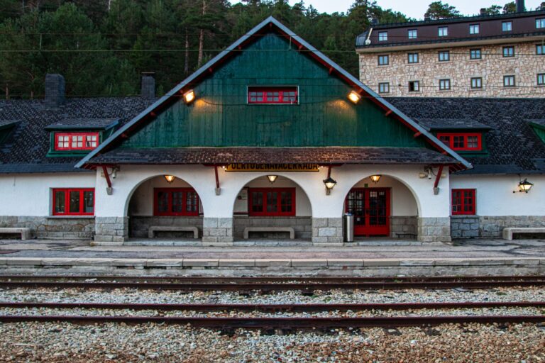 La Ruta del Transcantábrico: El Renacimiento del Viaje Lento sobre Rieles Históricos en el Norte de España
