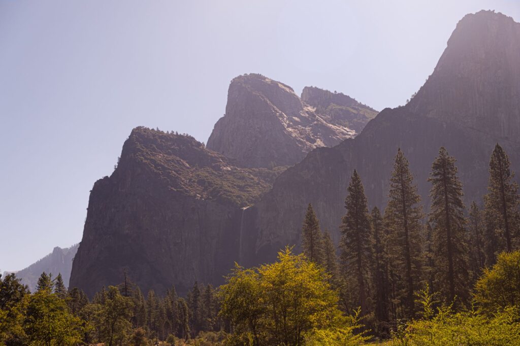 La Travesía del Sentero de John Muir en Sierra Nevada: Guía de Expedición y Senderismo por la Cresta Granítica de California