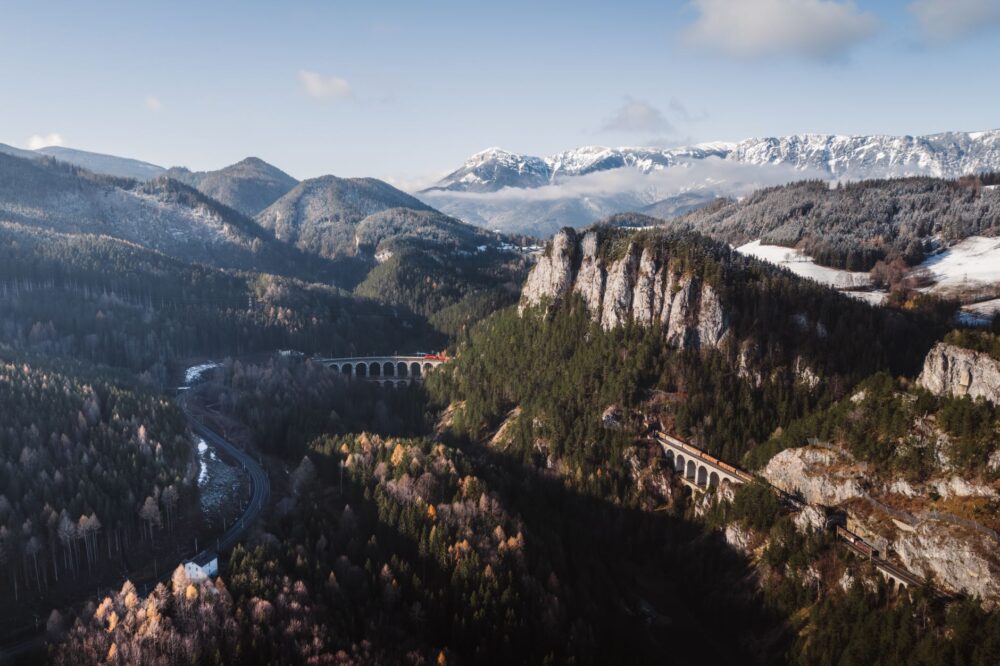El Ferrocarril del Semmering: Ingeniería de cumbres, logística alpina y la conectividad ferroviaria histórica entre Viena y Graz