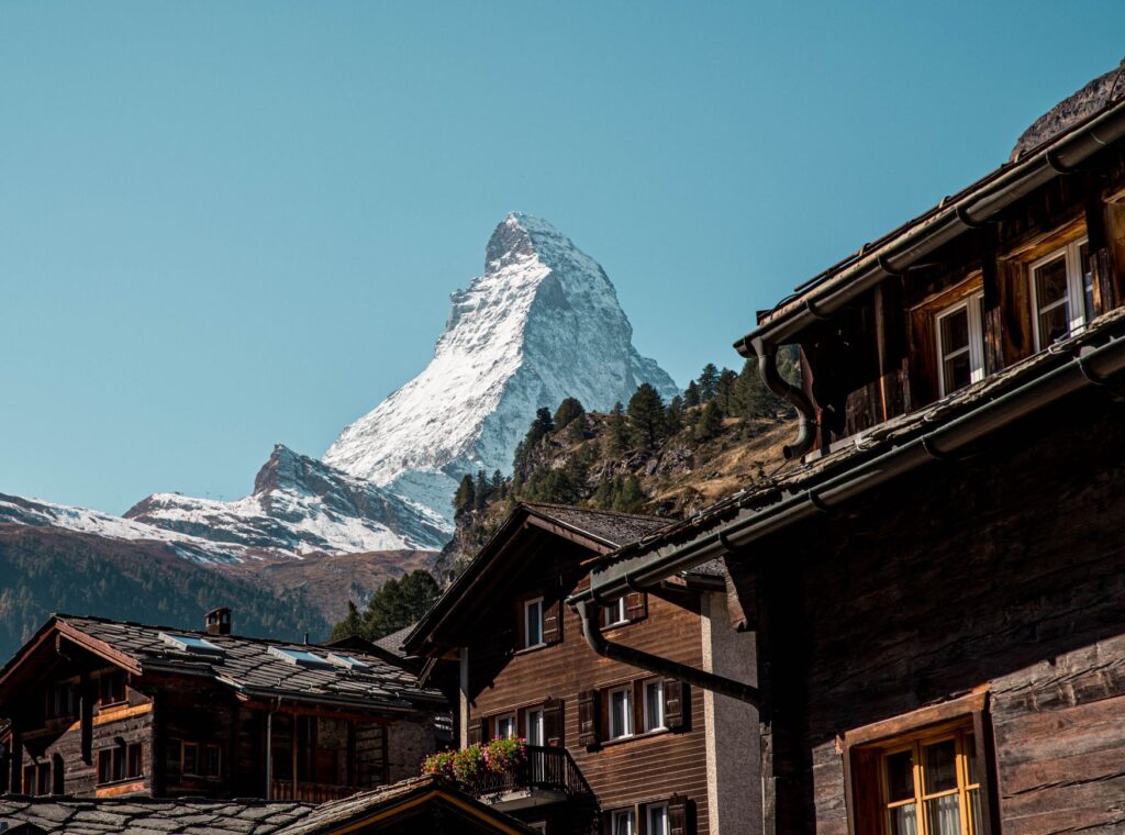 La ruta del Glacier Express: ingeniería alpina y lentitud sublime entre Zermatt y St. Moritz