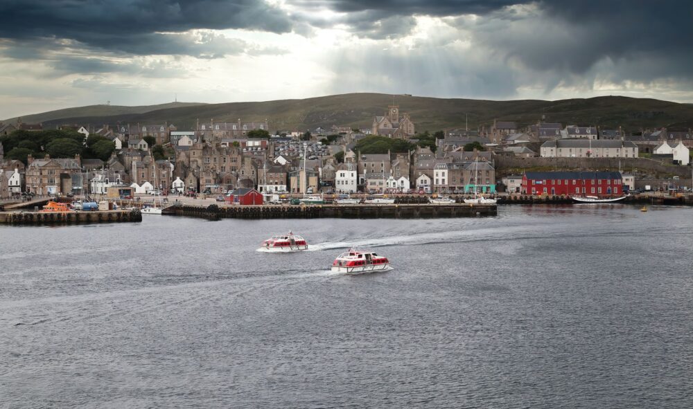 El laberinto intermodal del archipiélago de las Hébridas Exteriores: transbordadores, vientos atlánticos y la frágil movilidad insular en Escocia