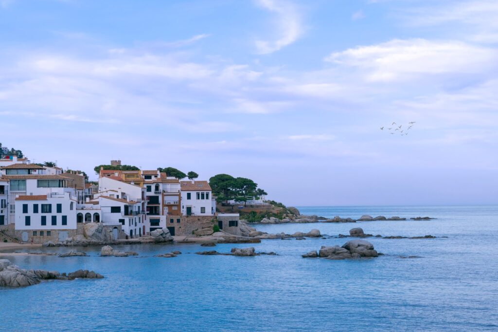 El secreto del coral y el caldo corto: la liturgia de la caldereta marinera y los puertos de la Costa Brava