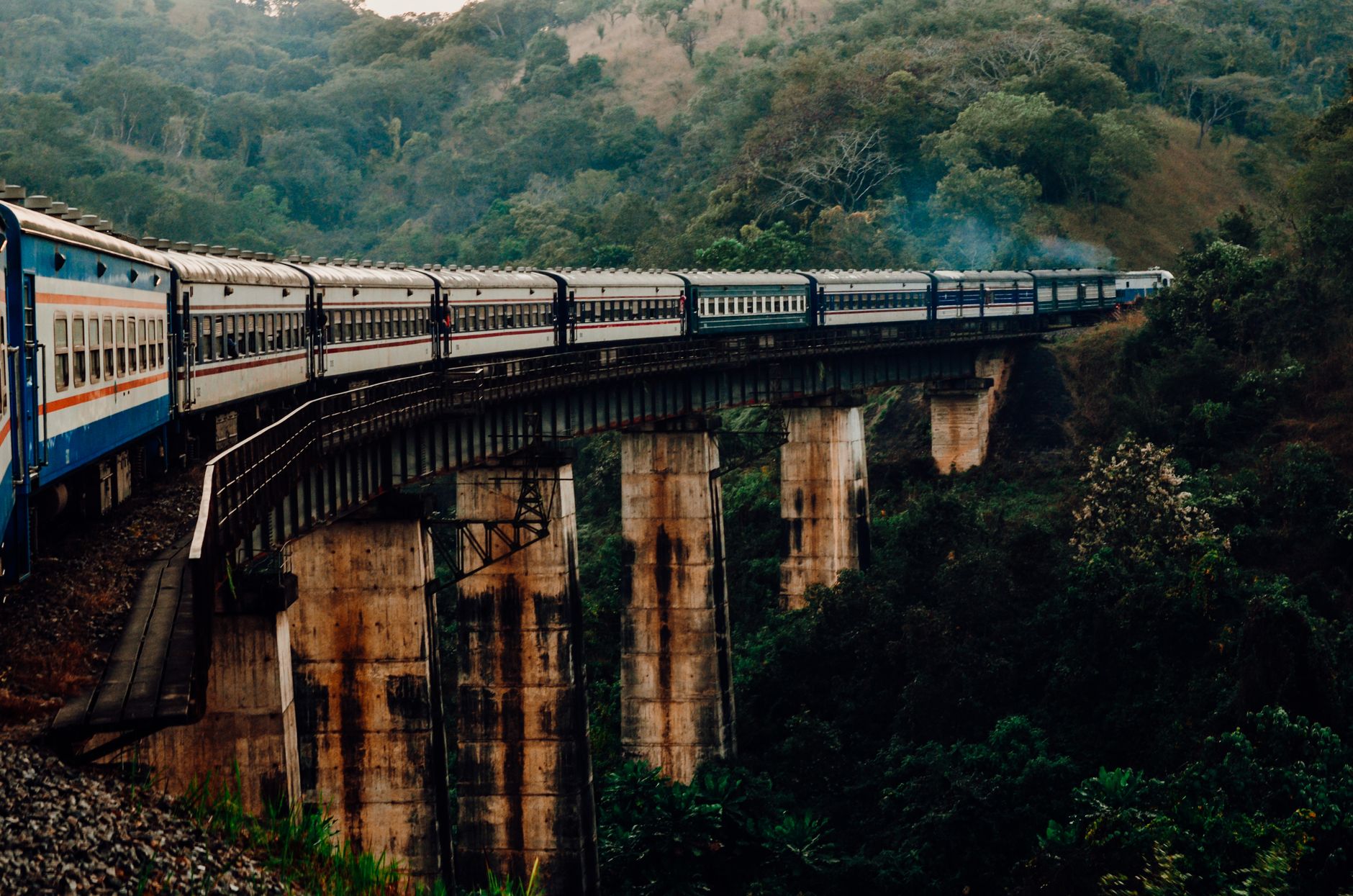 El latido del Transgabonés: ingeniería forestal, minería y conectividad en el corazón de África Central