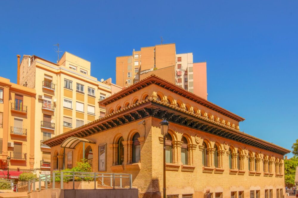 El secreto del almendro y el basalto: la liturgia del Mercado Central de Reus y los tesoros del Baix Camp