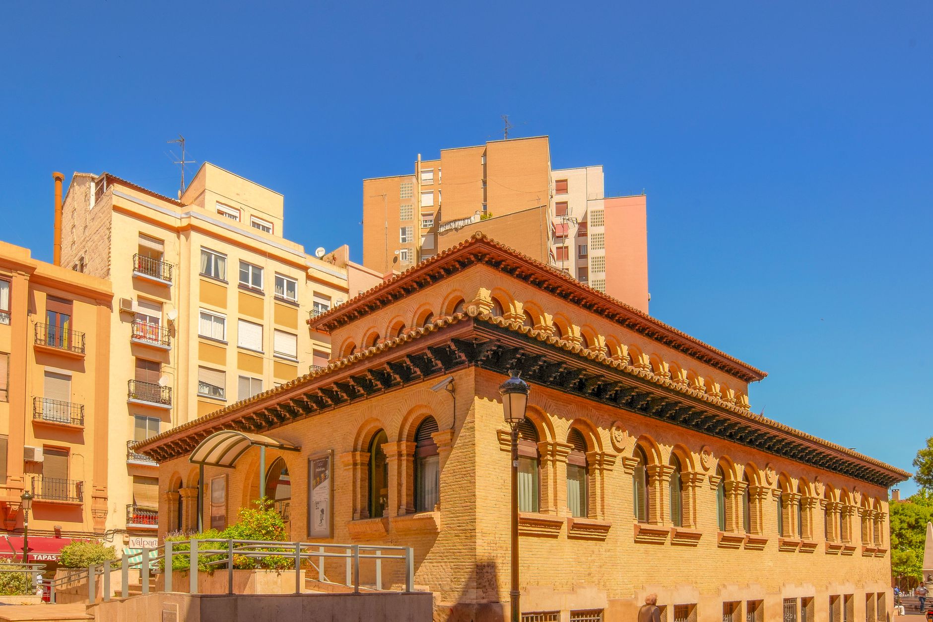 El secreto del almendro y el basalto: la liturgia del Mercado Central de Reus y los tesoros del Baix Camp