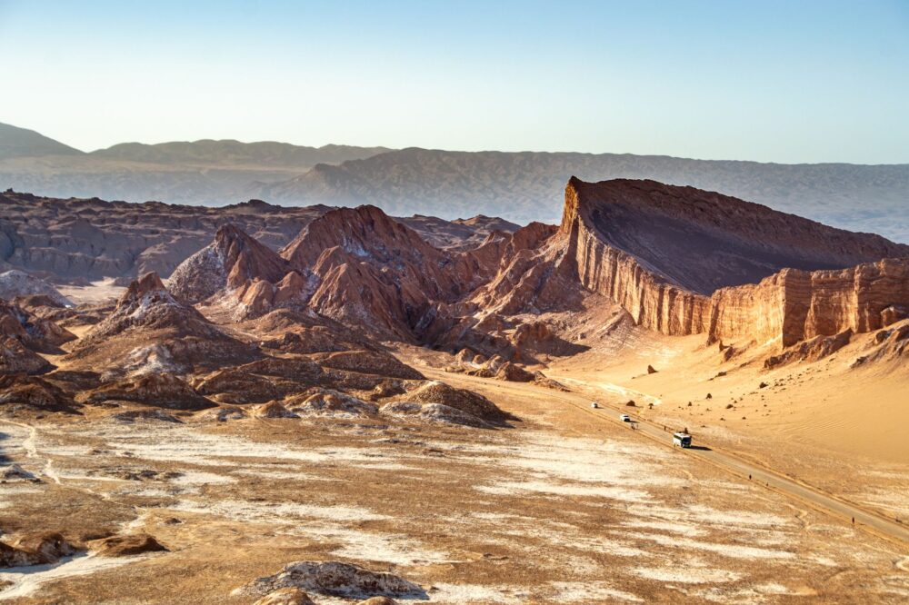 El Ferrocarril del Desierto de Atacama: Ingeniería de salares, logística minera y la conectividad ferroviaria histórica hacia Antofagasta