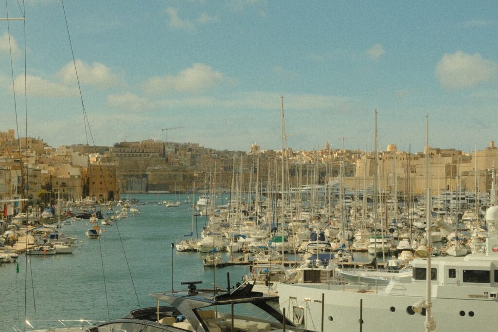El latido meridional de Malta: Barcazas portuarias, pasarelas de piedra y la conectividad insular de las Tres Ciudades