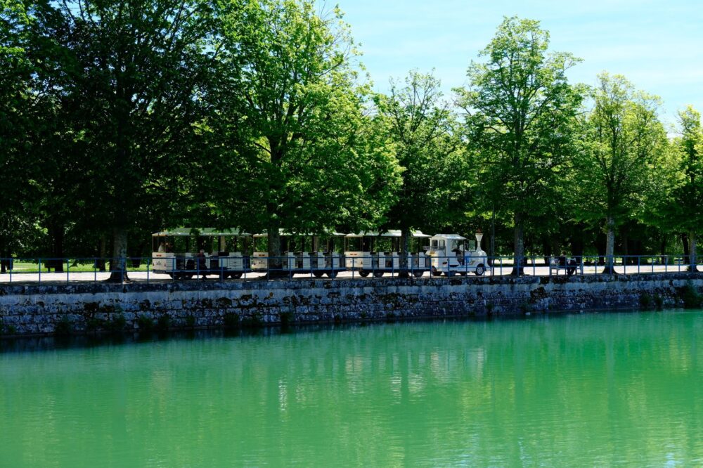 El latido mineral del tren de la cuenca del Loira: ingeniería fluvial y castillos de toba en el jardín de Francia