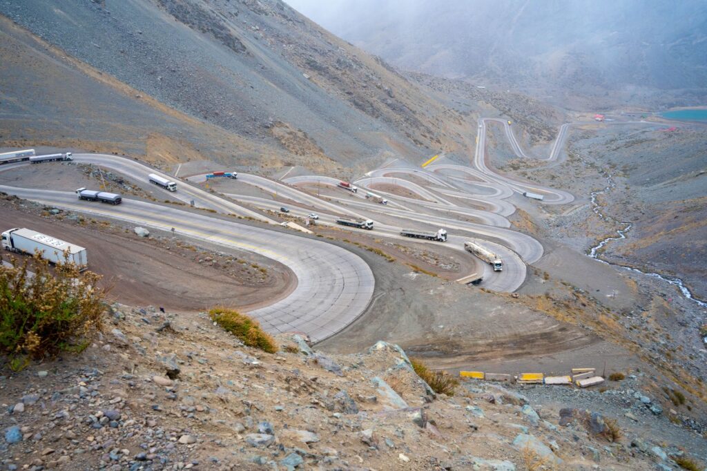 El latido intermodal de la Fosa del Rift: Caminos de basalto, camiones de alta montaña y la frágil conectividad de los altiplanos de Etiopía