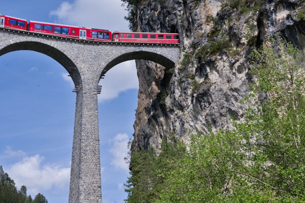 El pulso vertical del Bernina Express: ingeniería de adherencia y el diálogo de los glaciares en los Alpes Réticos