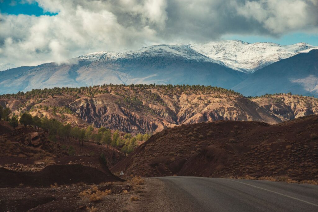 La Travesía del Sendero de Alta Ruta del Atlas en Marruecos: Guía de Expedición y Senderismo por los Macizos de Granito del Toubkal