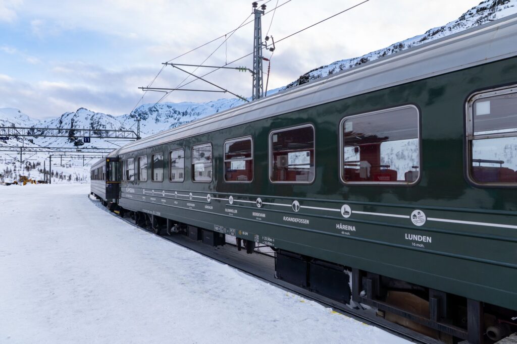 El Expreso de los Fiordos: Ingeniería costera, logística insular y la conectividad ferroviaria en el norte de Noruega