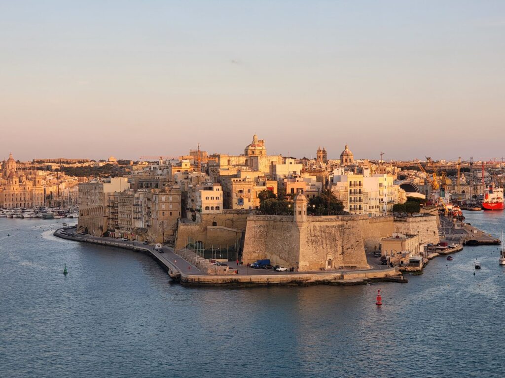 El latido meridional de Malta: Barcazas portuarias, pasarelas de piedra y la conectividad insular de las Tres Ciudades