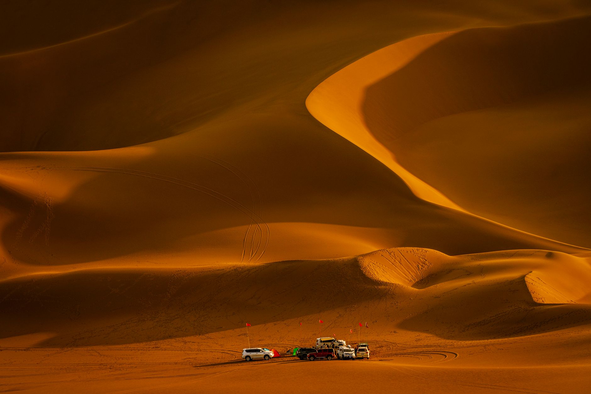 El laberinto intermodal del desierto de Sharqiya: Pistas de sal, caravanas de cuatro por cuatro y la frágil conectividad de las arenas omaníes